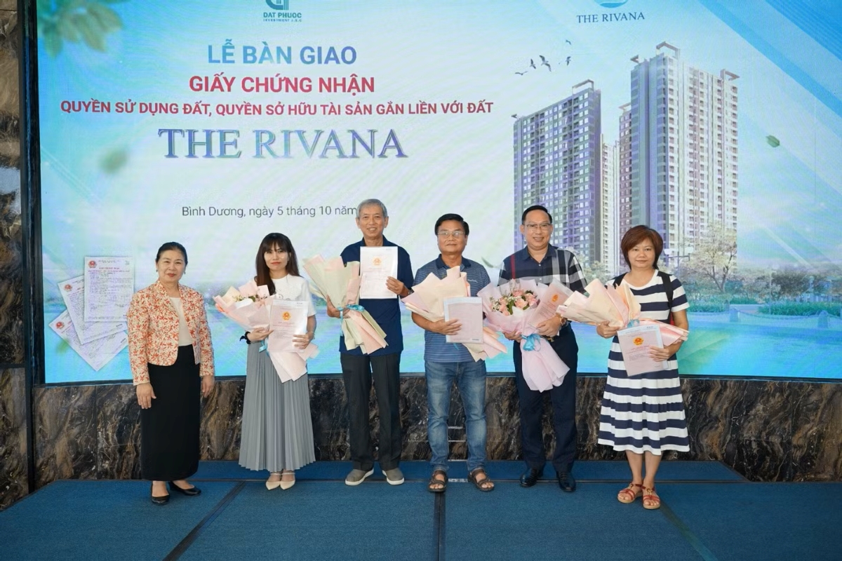 Pháp lý dự án Serena Riverside: Điểm tựa an toán cho dòng tiền đầu tư Chủ đầu tư Đạt Phước bàn giao sổ hồng cho cư dân Rivana